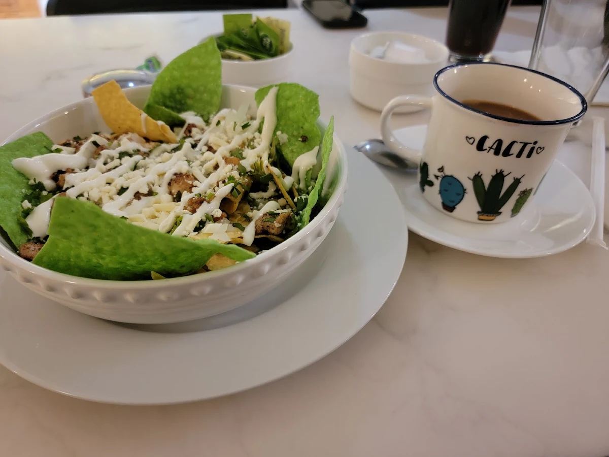 Chilaquiles Verdes, Salsa & Guacamole