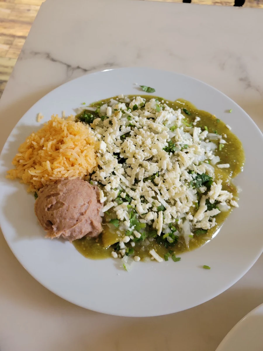 Green Chilaquiles, Salsa & Guacamole
