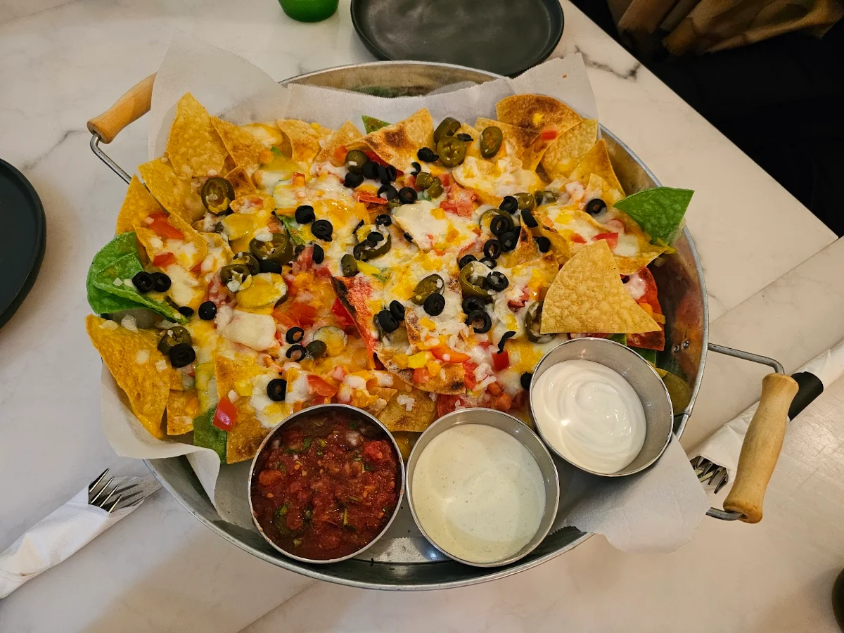Nachos, Salsa & Guacamole