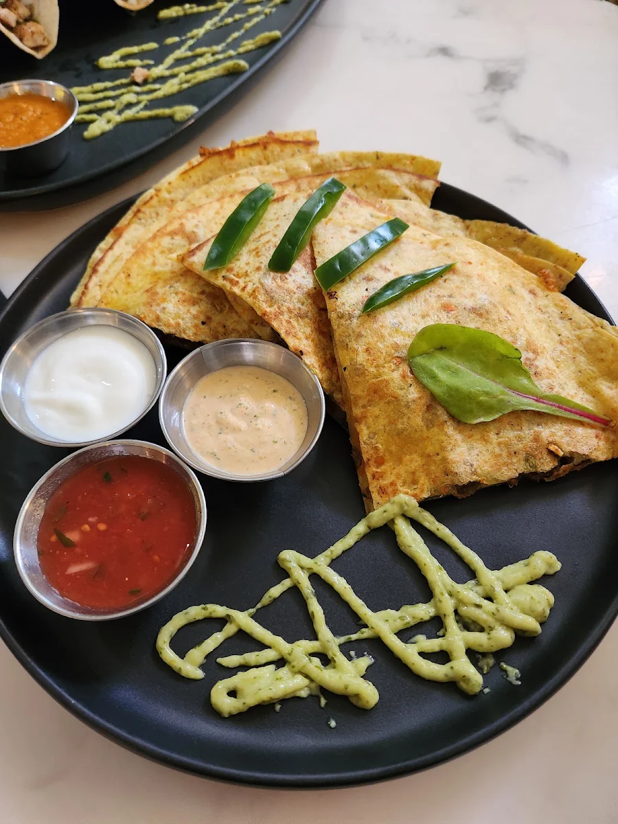 Quesadilla, Salsa & Guacamole