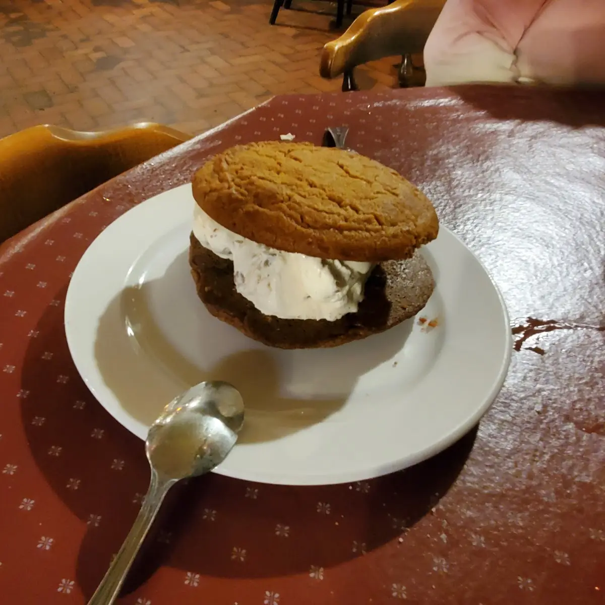 Ice Cream Cookie Sandwhich w Chocolate Chip & Peanut Butter Cookie & Butter Pecan Ice Cream