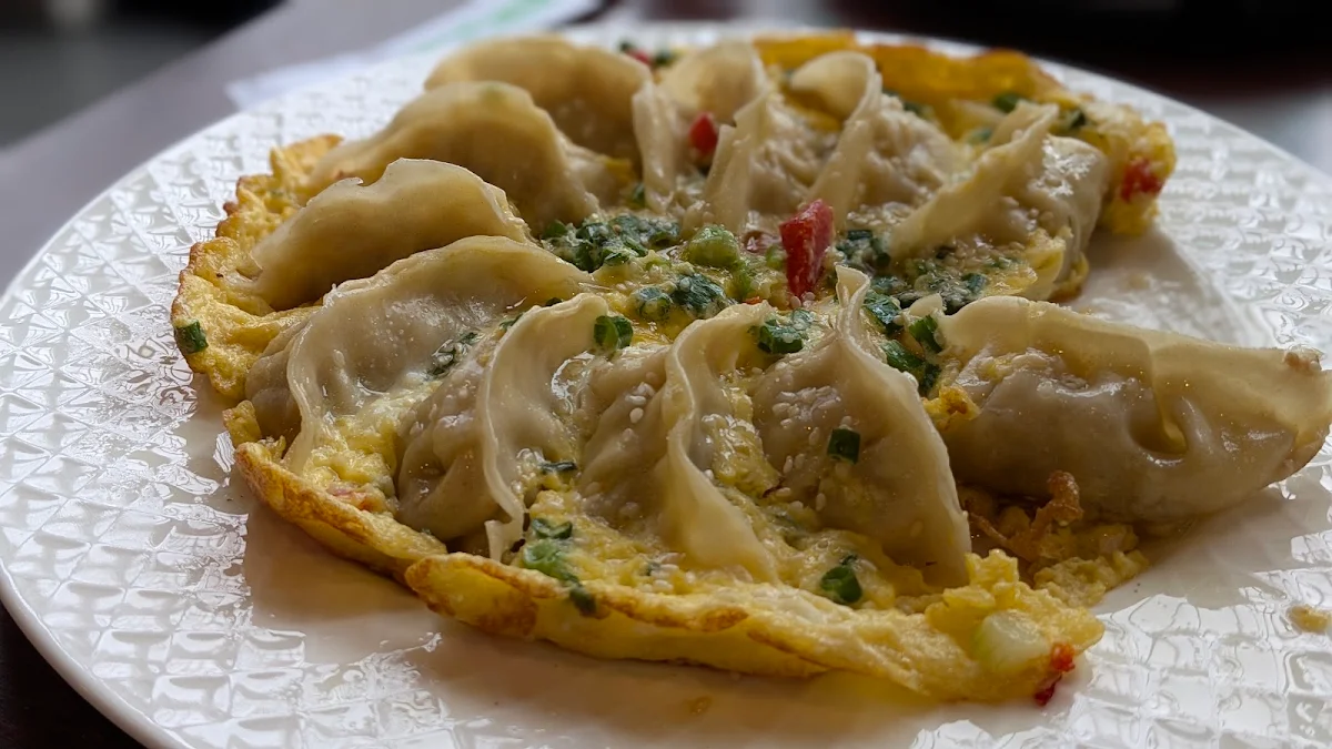 12. Pork Dumpling on Fried Egg 猪肉煎饺加蛋