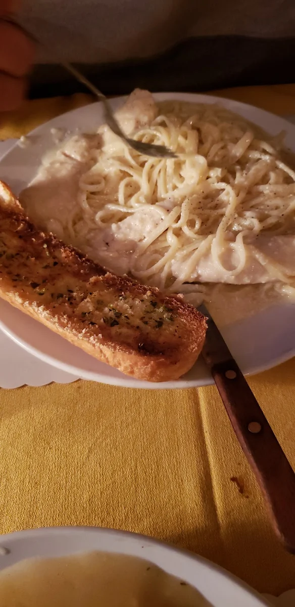 Chicken Alfredo with Garlic Bread
