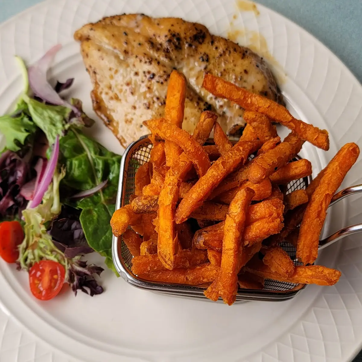 Pechuga A la Plancha Com Batata Frita
