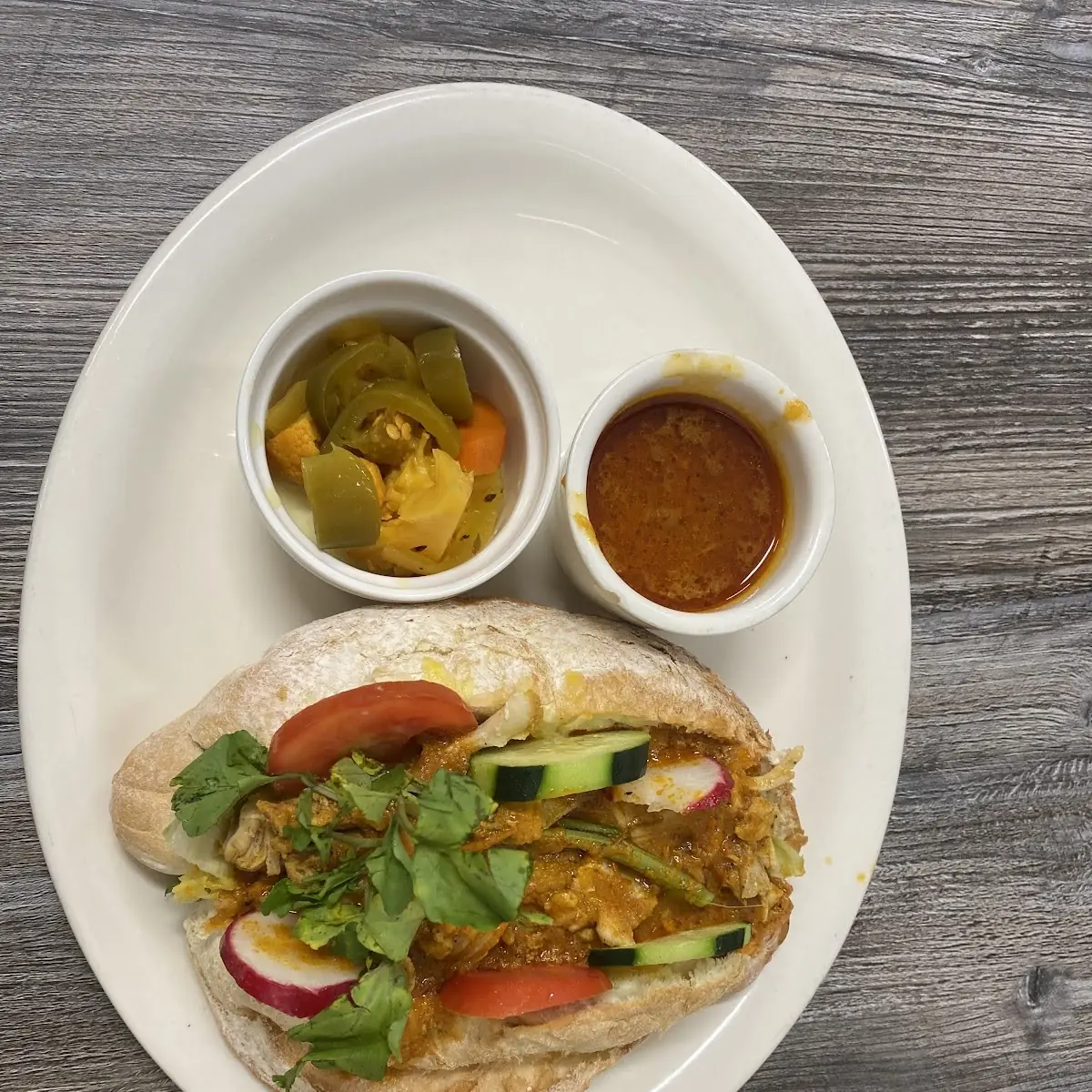Pan Con Pollo Guisado