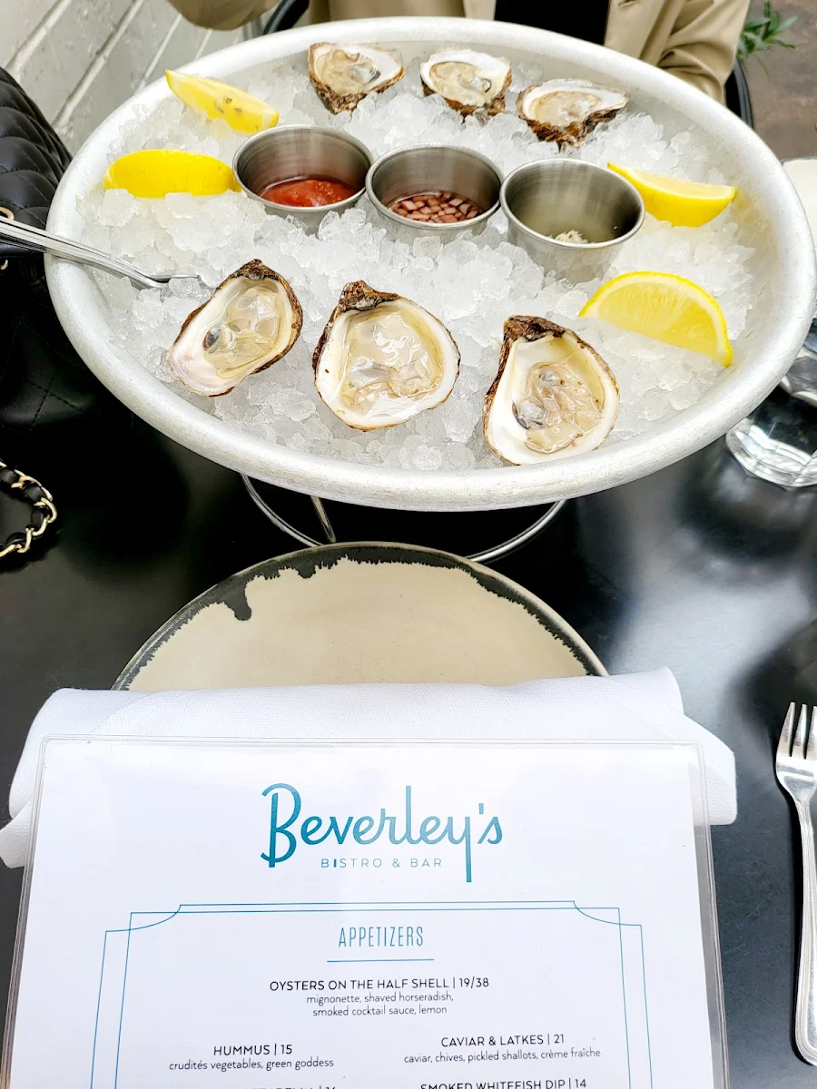 Fresh Oysters on Ice with Lemon