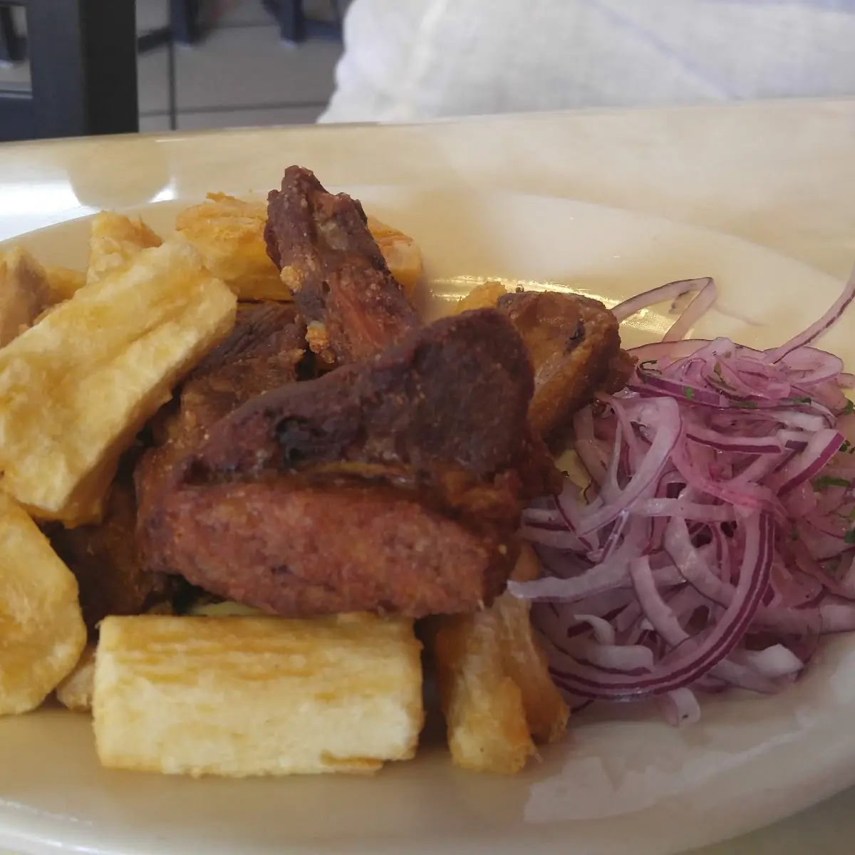 Chicharrones Con Yuca Frita