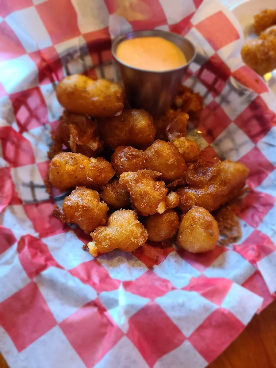 Golden Fried Cheese Curds with Sauce