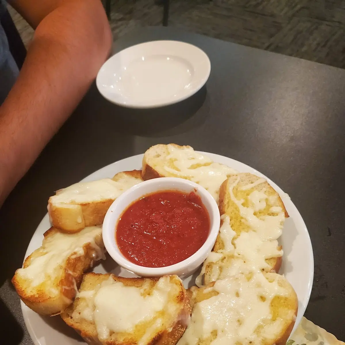 Garlic Bread with Cheese Marinara Sauce