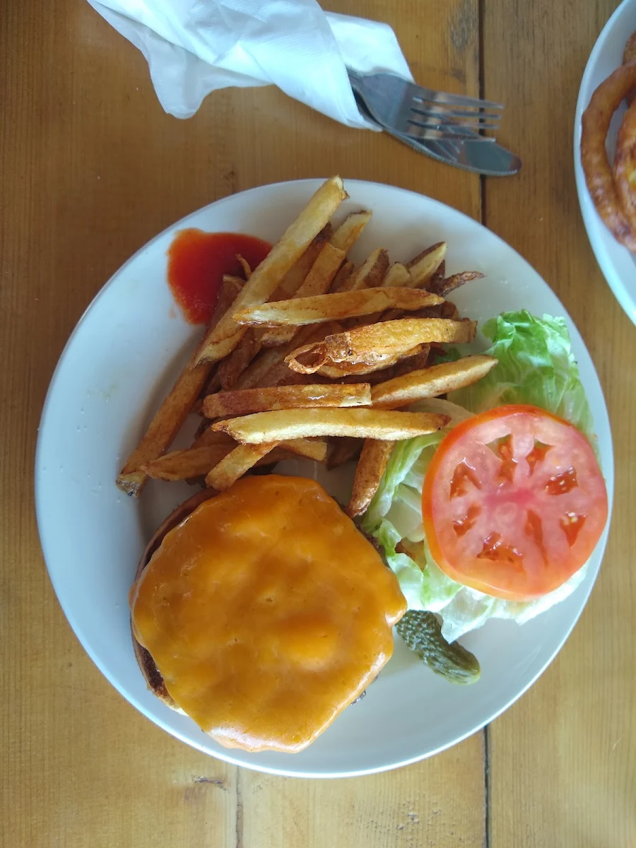 Cheeseburger, Fort Alexandria Cafe & Fruit Stand