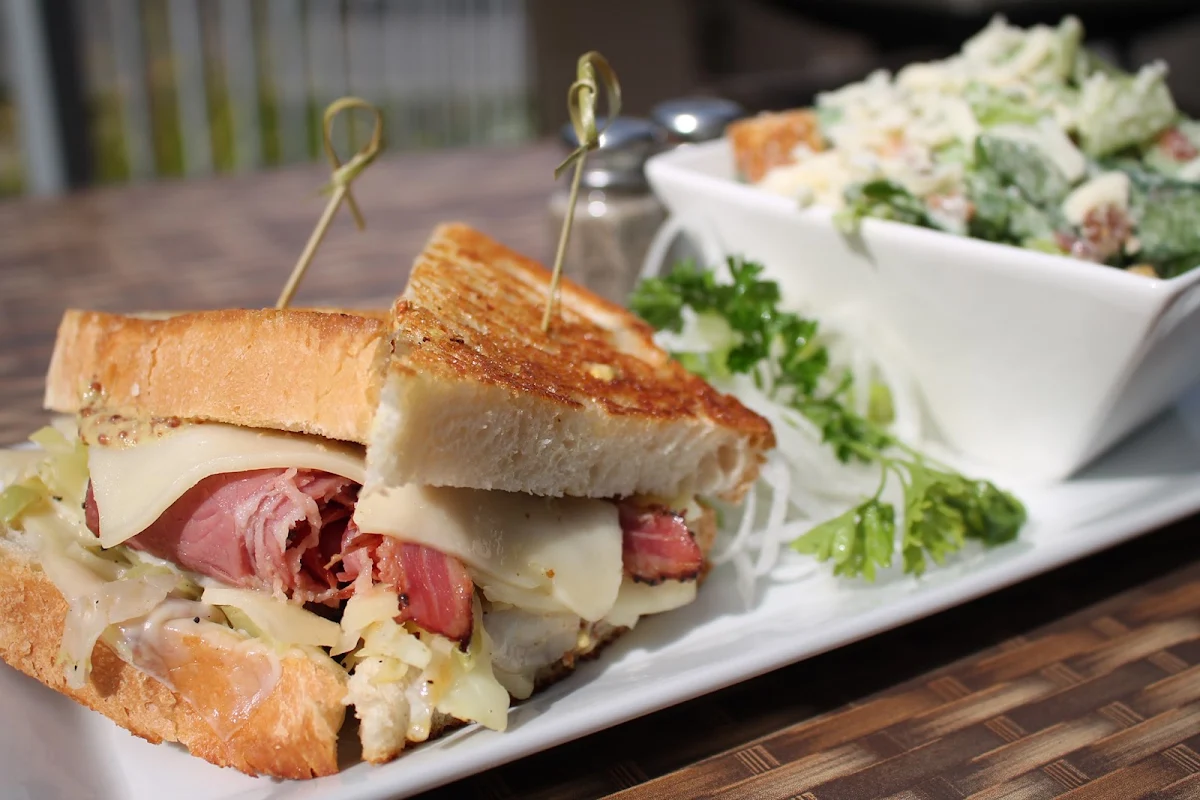 Highlights, Resto Bar Et Grill Friends Inc.