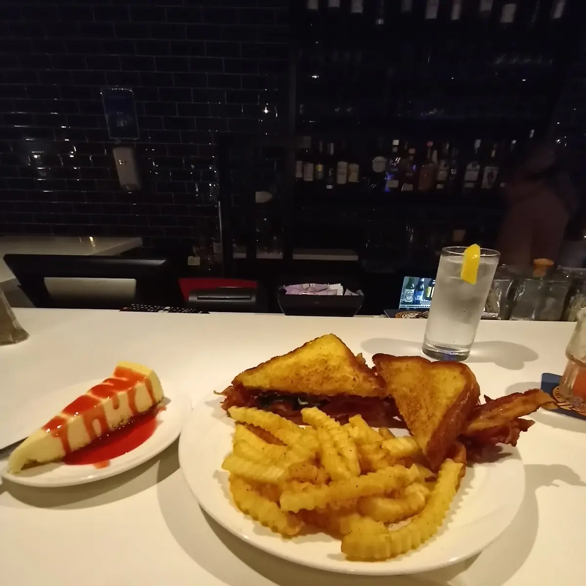 blt Sandwich Fries an Strawberry Cheesecake