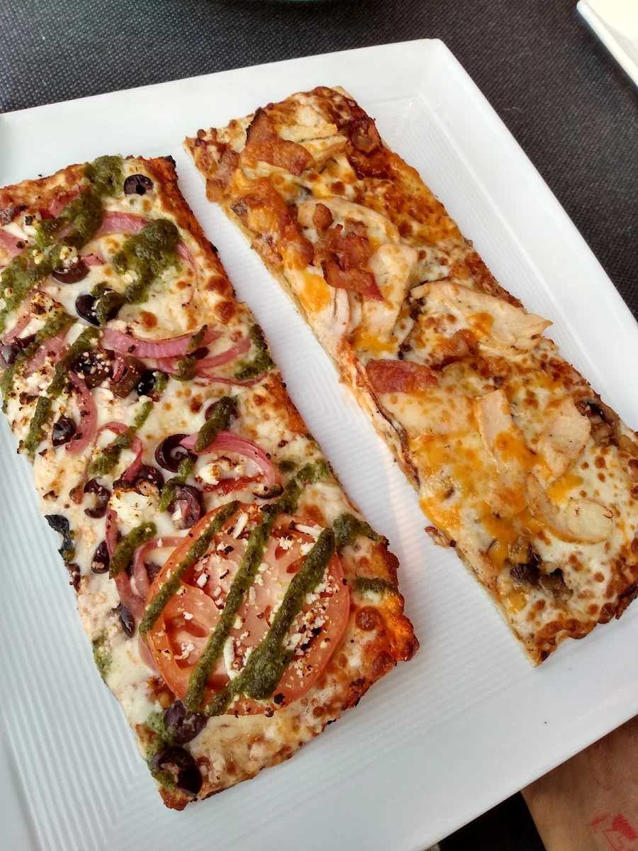Mediterranean Pizza and Poulet BBQ Chicken Pizza, Pizzédélic