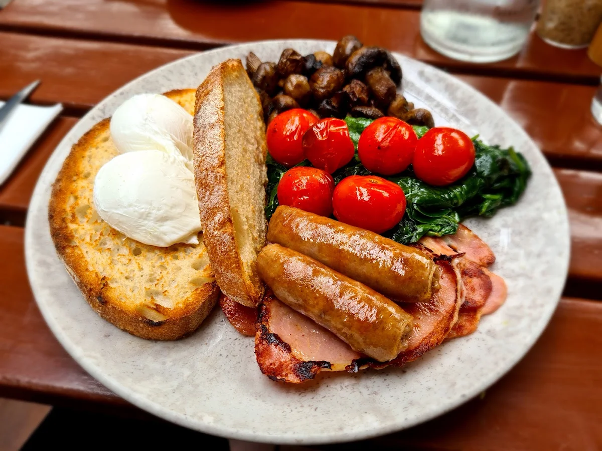 Big Breaky Vegetarian, Las Chicas