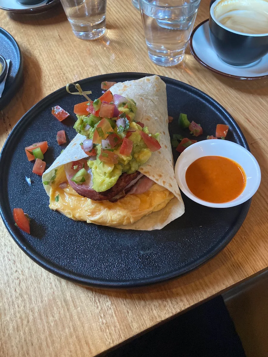 Brekky Burrito, Las Chicas