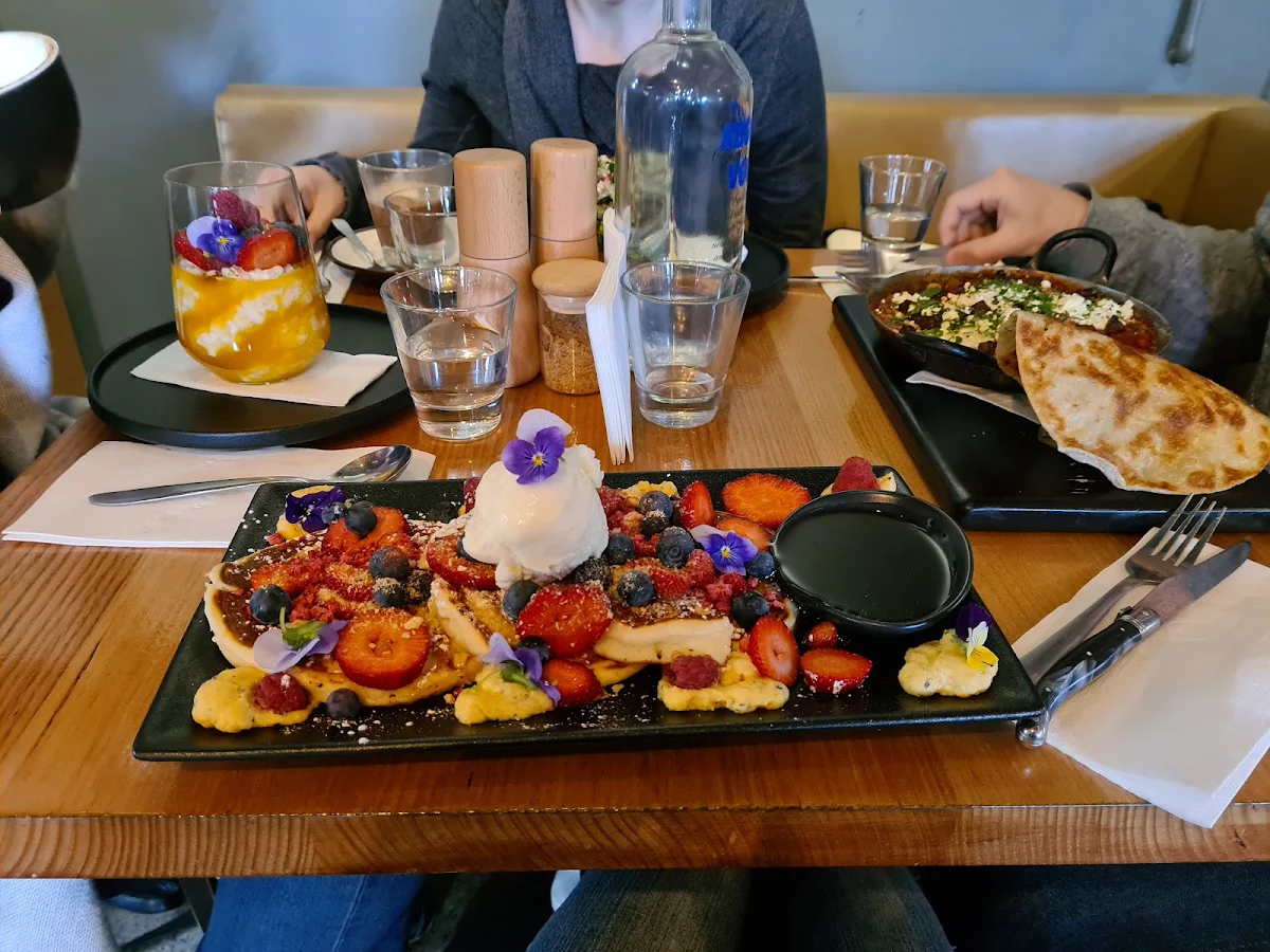 Buttermilk Pancakes, Las Chicas