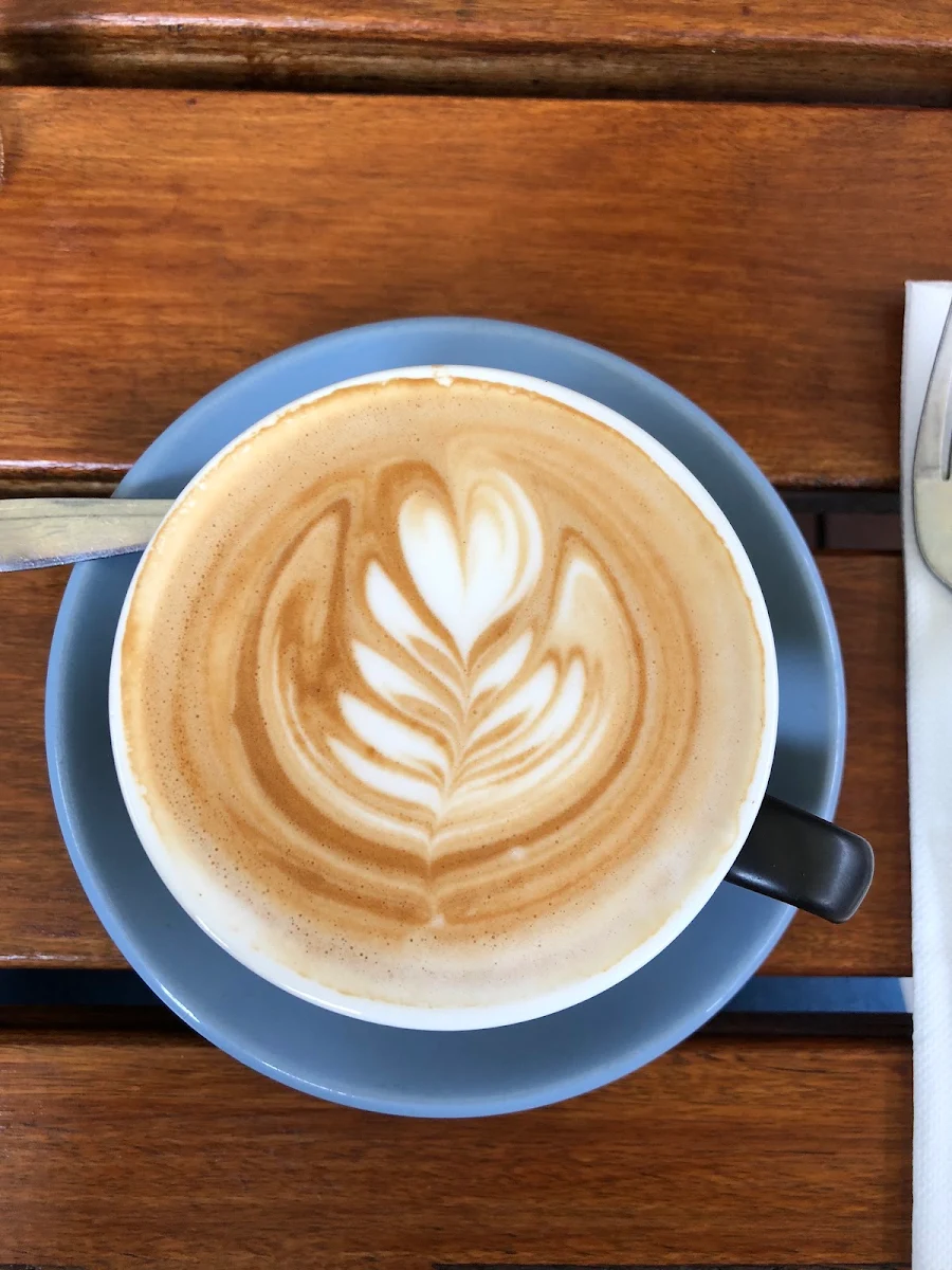 Flat White Coffee, Las Chicas