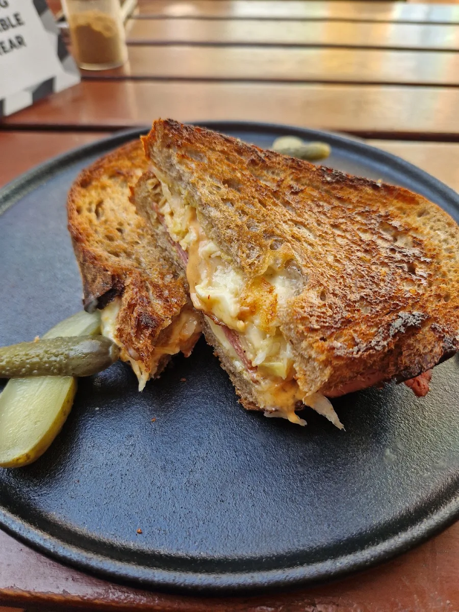 Reuben Sandwich, Las Chicas