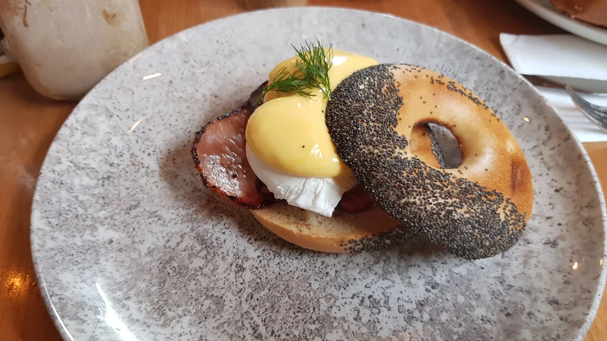 Salmon Bagel Eggs Benedict, Las Chicas