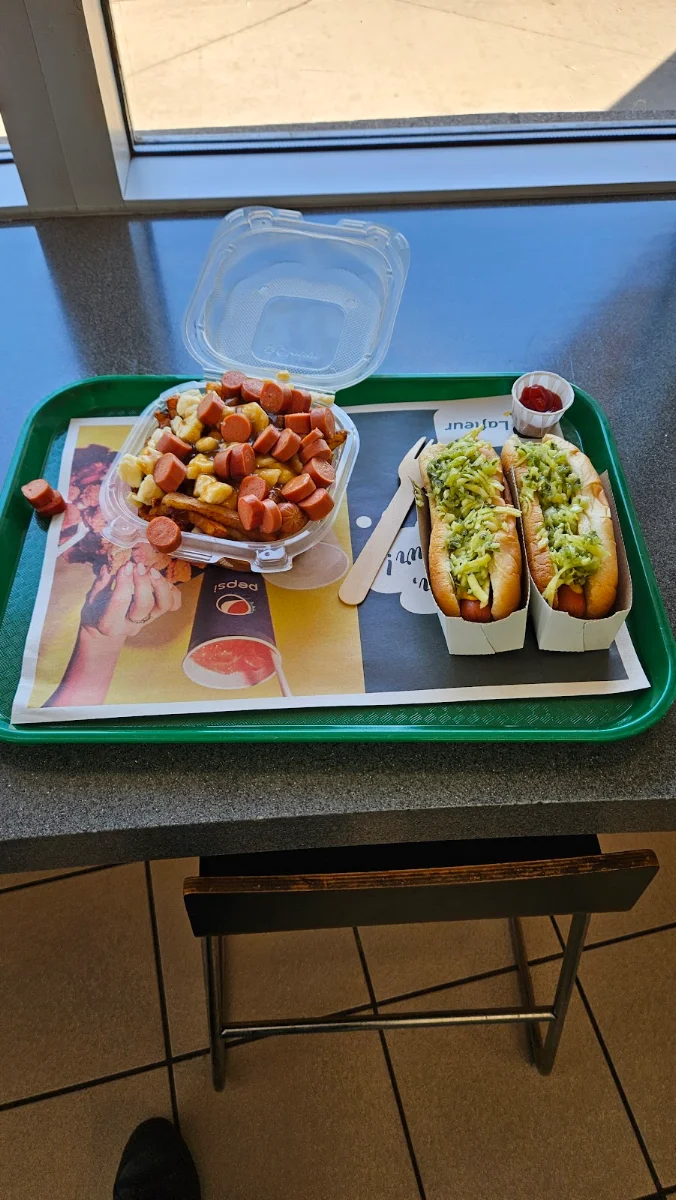 Poutine Saucisse Et Hot Dog All Dressed, Restaurant Lafleur