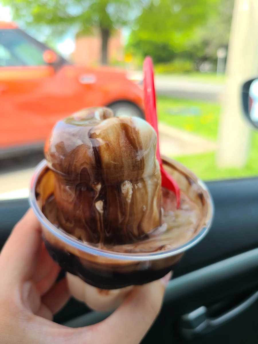 Chocolate Sundae, Dairy Queen Grill & Chill