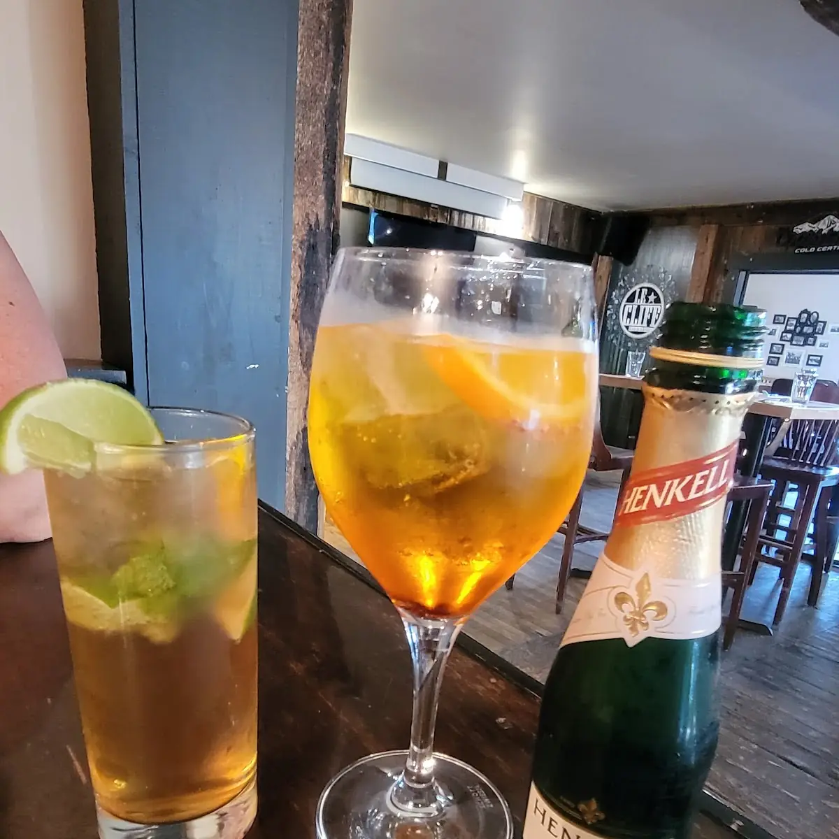 Petit Menteur À Gauche Spritz Des Iles À Droite, Auberge Ayer's Cliff