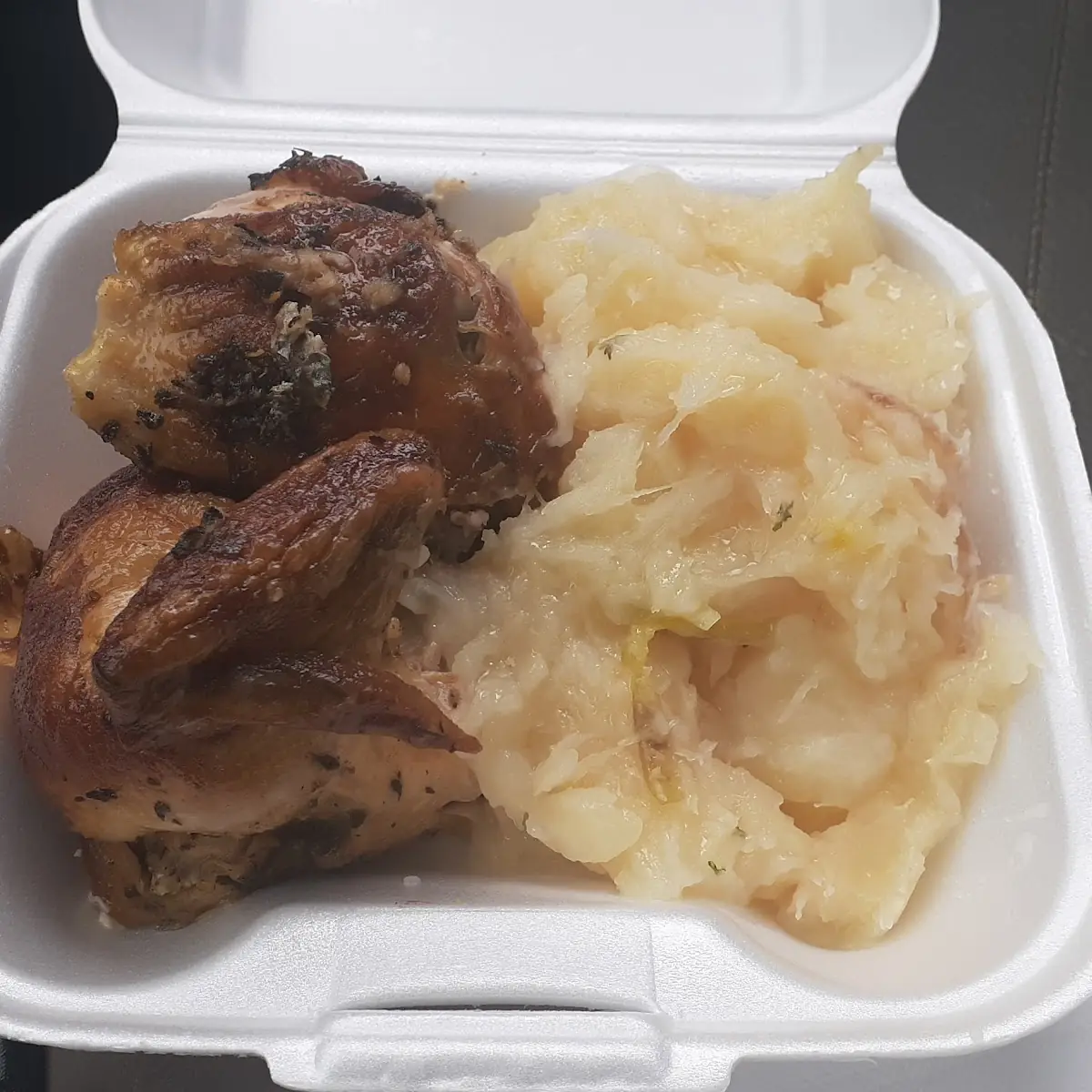 Medio Pollo Con Yuca Al Mojo
