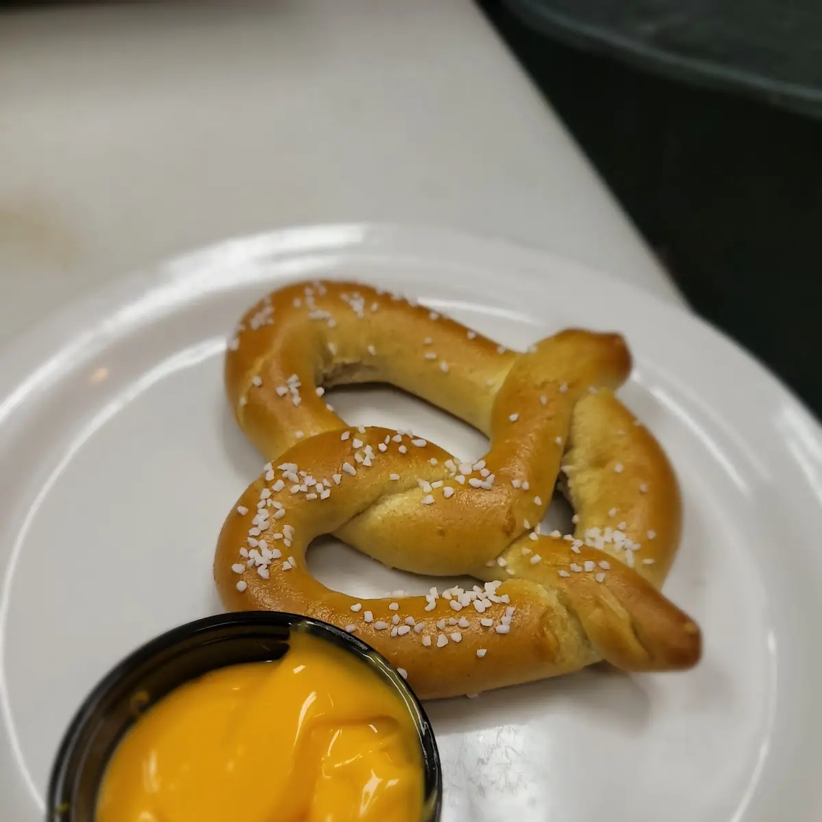 Soft Pretzel w Cheese Suace