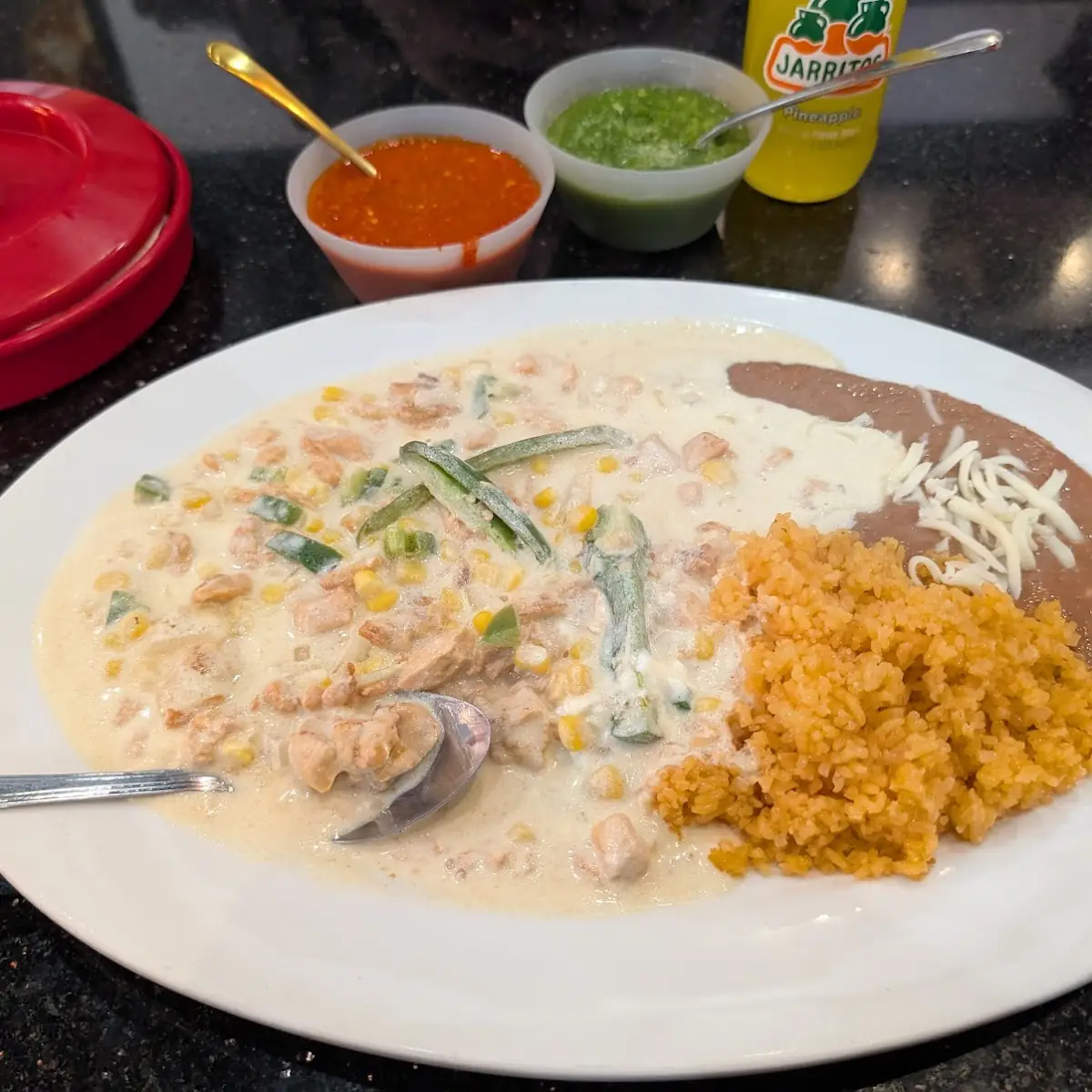 Plato de Pollo A la Crema Con Rajas Y Elote