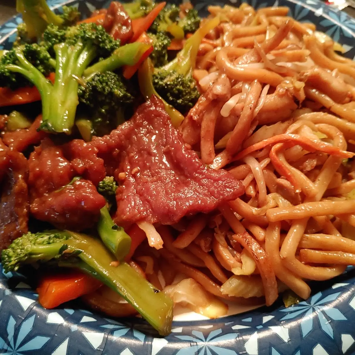 Beef & Broccoli w Chicken Chow Mein