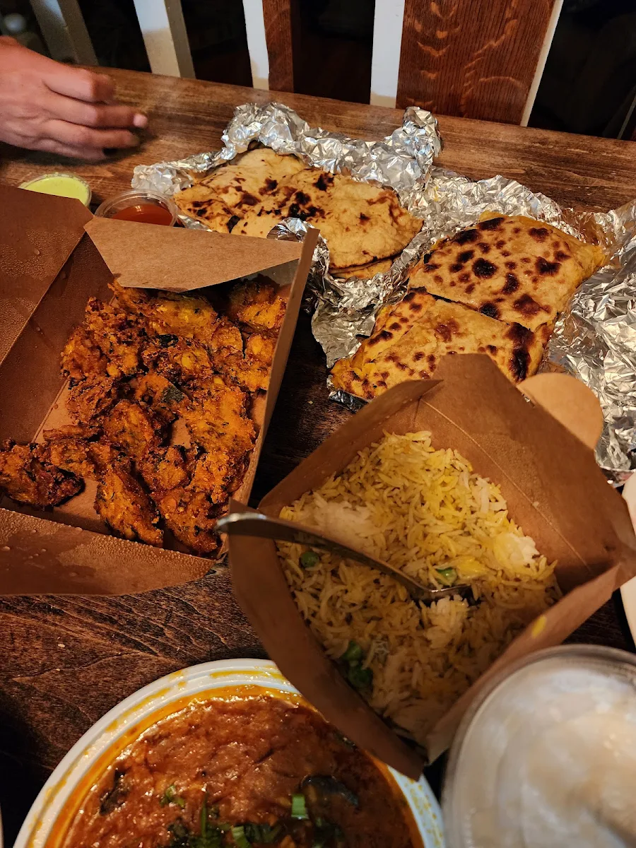 Vegi Pakora Pea Pulao Rice Roti & Aloo Paratha, Shahi Pakwan