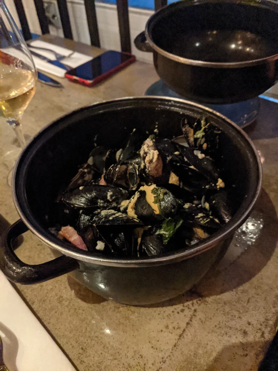 Moules Frites, Le Esmond
