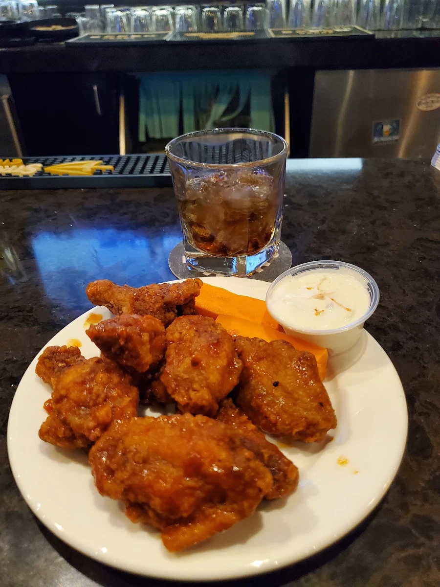 Hot Wings, Jonny Canuck's Bar & Grill