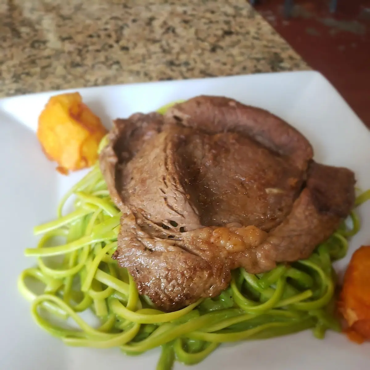 Tallarines Verde Con Bisteck