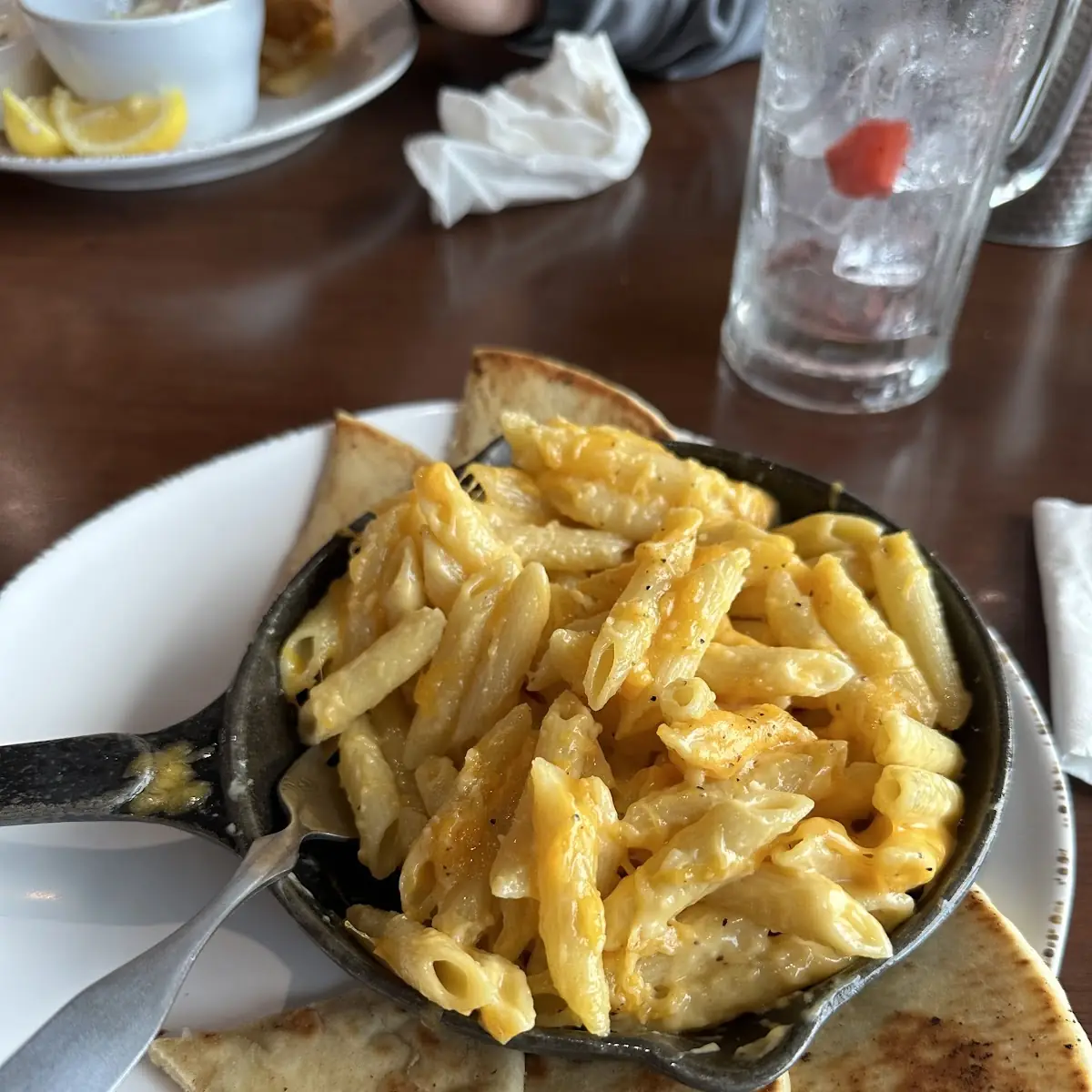 Mac and Cheese with Garlic Bread