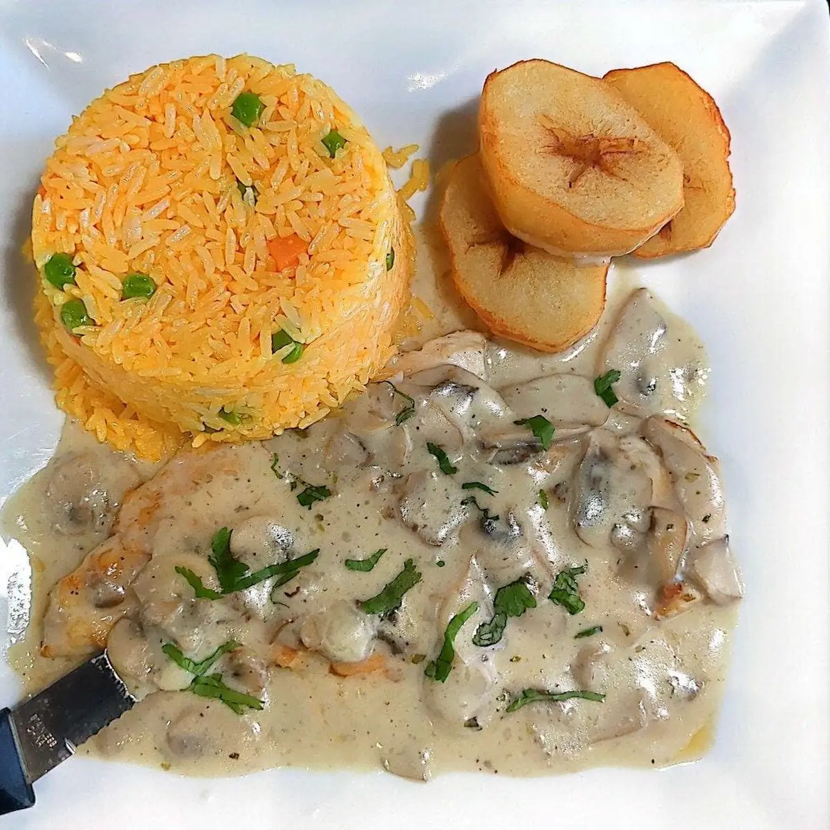 Pollo En Salsa De Champiñon