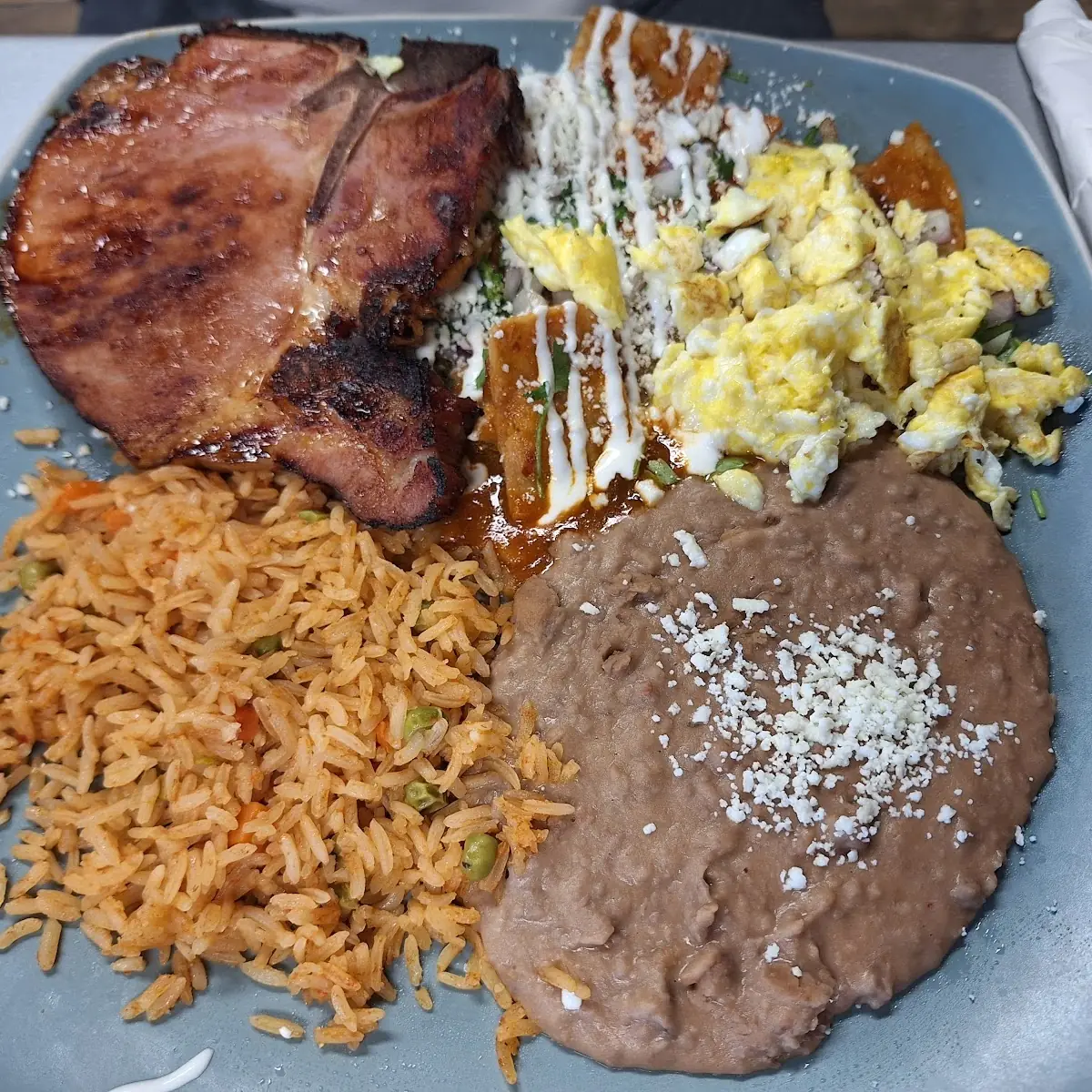 Chilaquiles Rojos Con Chuleta De