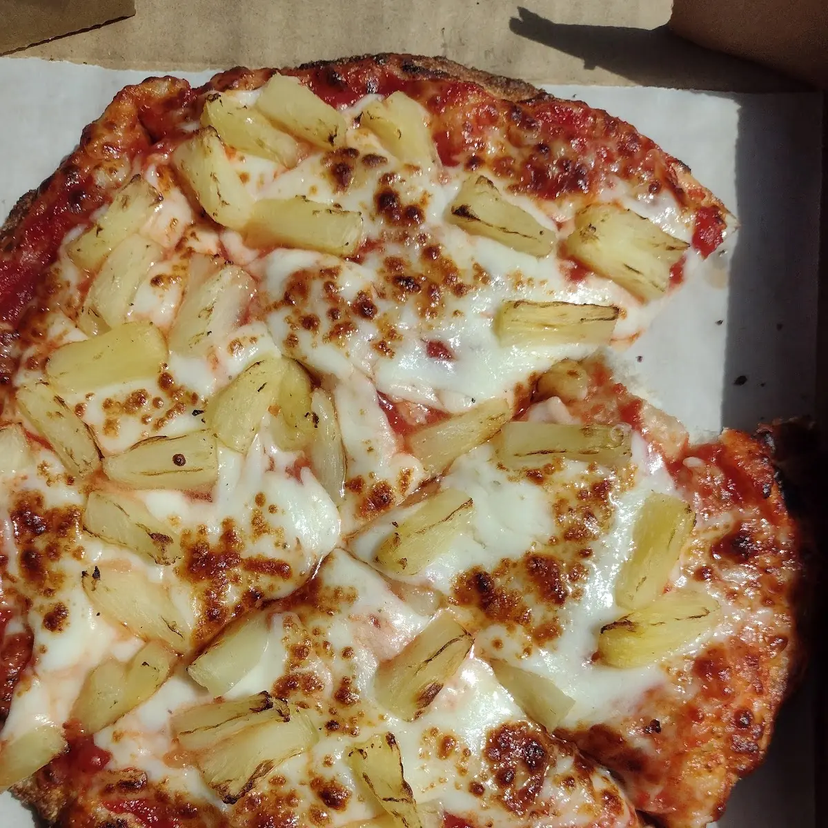 Deluxe Hawaiian Pizza