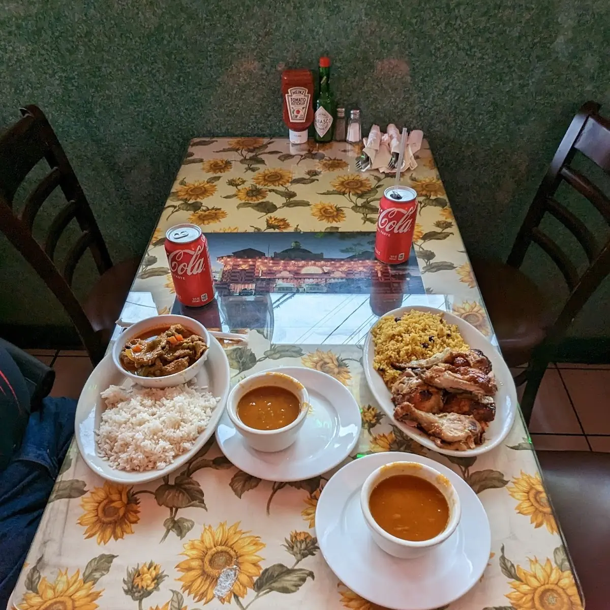 Carne Gisada Y Pollo Frito