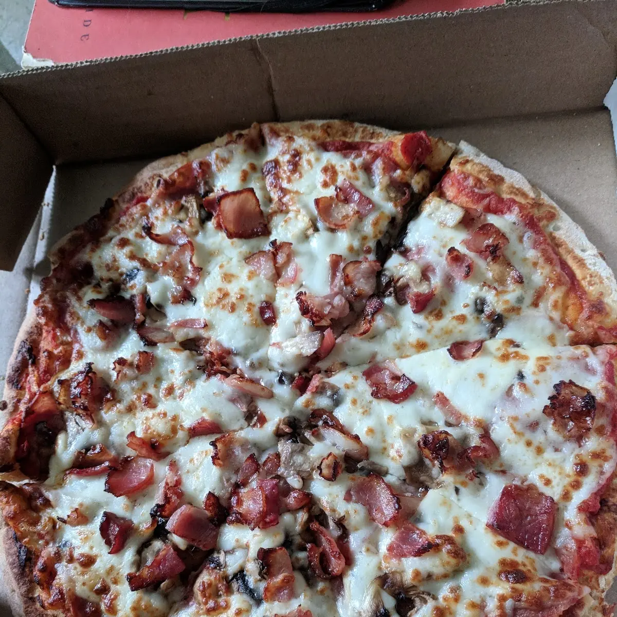 Small Canadian Pizza, Luna Pizzeria Restaurant