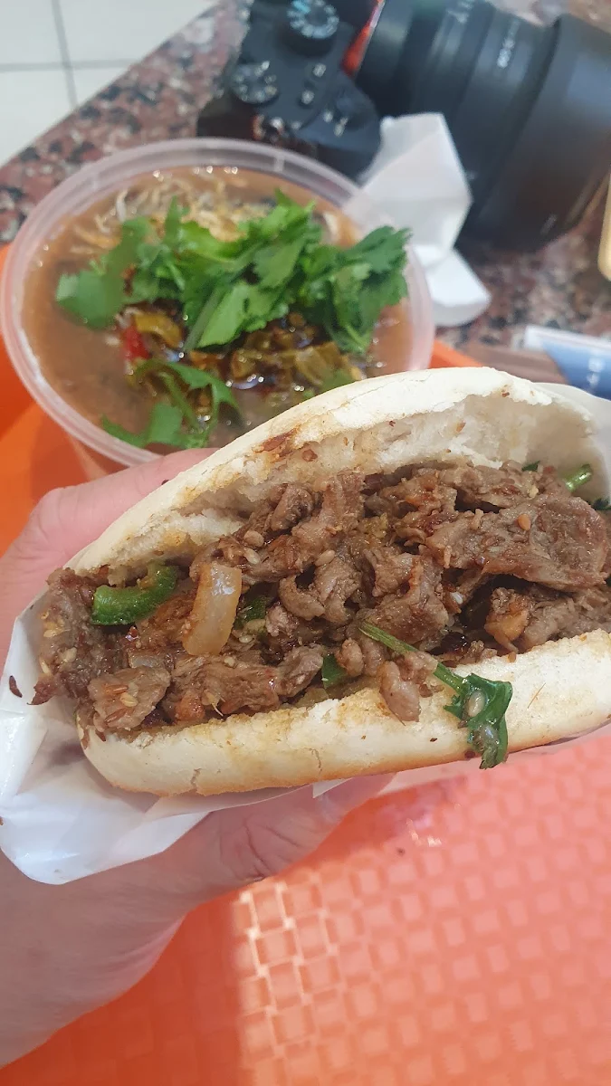 Lamb Roujiamo, Brother Lee
