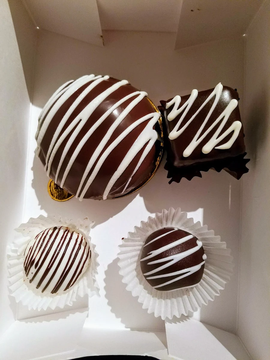 Vanilla and Chocolate Cake Truffles