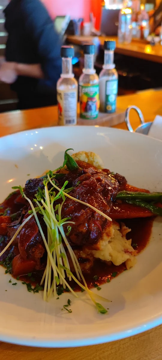 Braised Meat of the Day, Restaurant Bagatelle Bistro Apportez votre vin