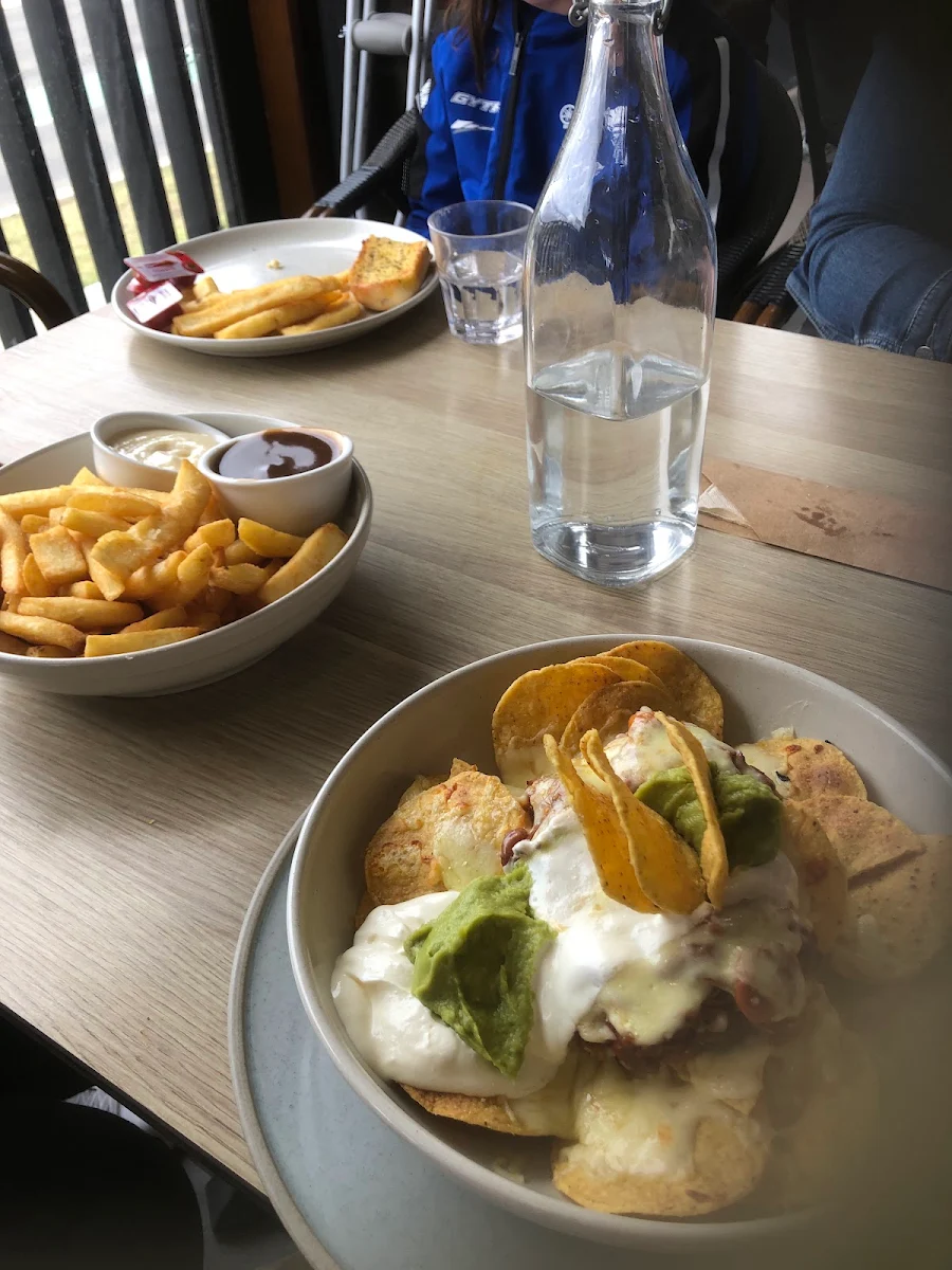 Chips and Garlic Bread, Huntlee Tavern