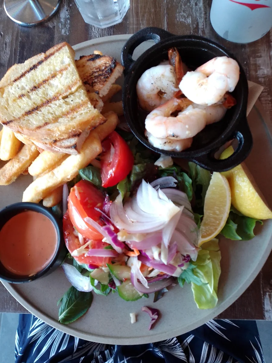 Garlic King Prawns with Chips and Salad, Huntlee Tavern
