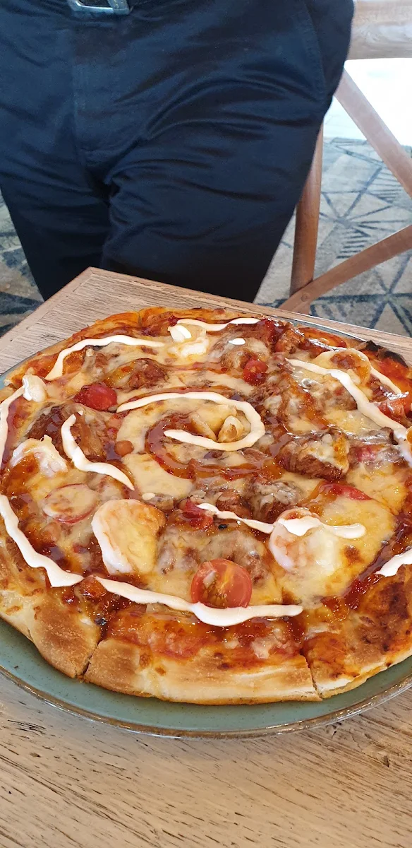 Surf and Turf Pizza, Huntlee Tavern