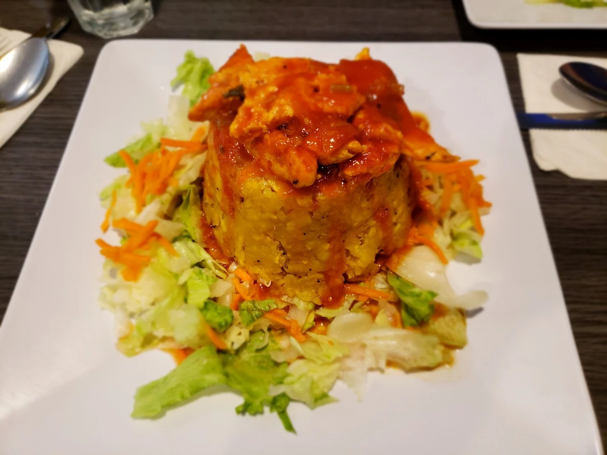 Mofongo Relleno De Pollo En Salsa Criolla