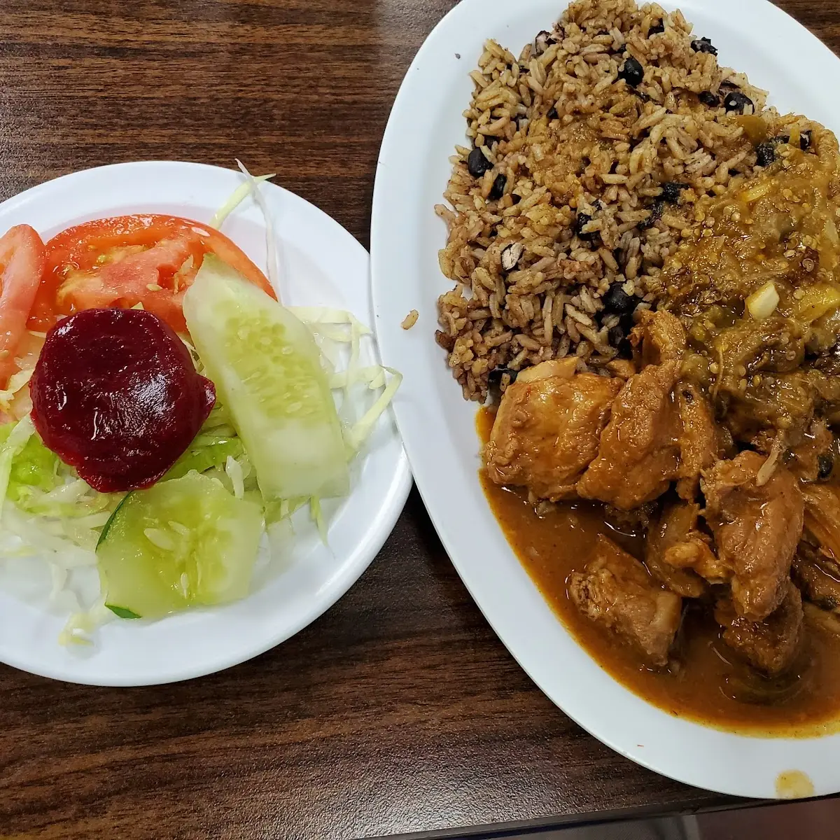 Cerdo Guisado Y Ensalada