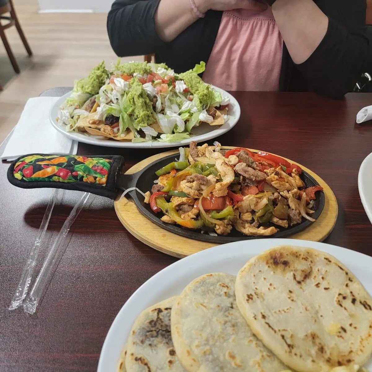 Fajitas Nachos Supreme Pupusas