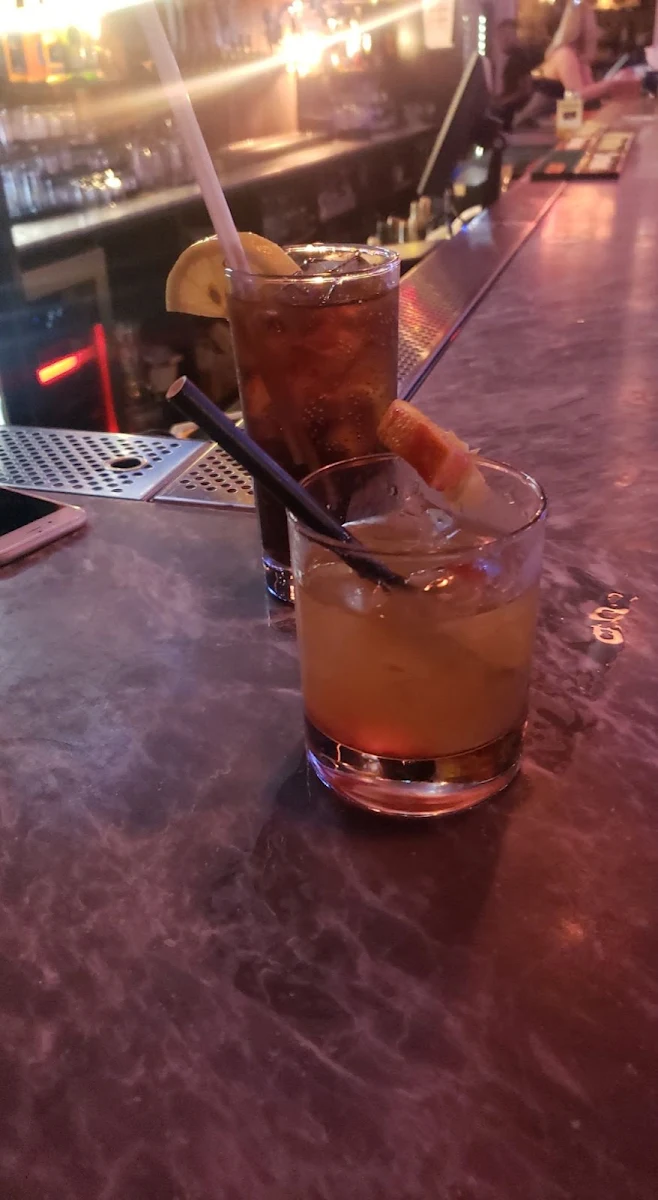 Mai Tai & Long Island Iced Tea, Léo's Taproom